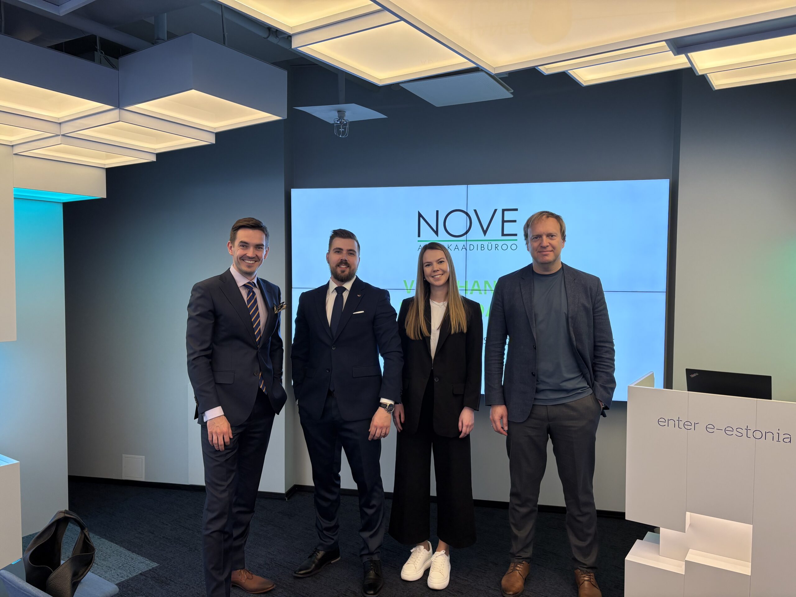NOVE vandeadvokaadid Kristjan Tamm, Mart Parind, Laura Raadik ja Sten Tikerpe viisid Ettevõtluse ja Innovatsiooni Sihtasutusele (EIS) läbi sisekoolituse väikeha